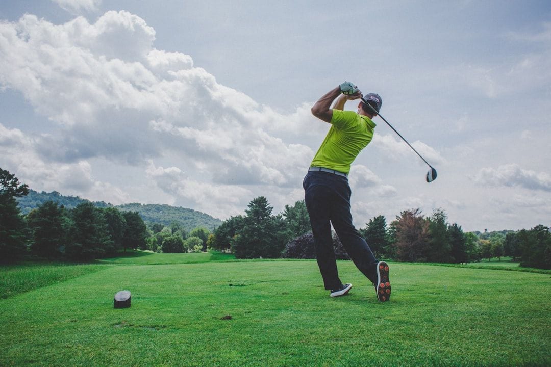 découvrez tout sur le golf : techniques, équipements, parcours et conseils pour améliorer votre jeu.