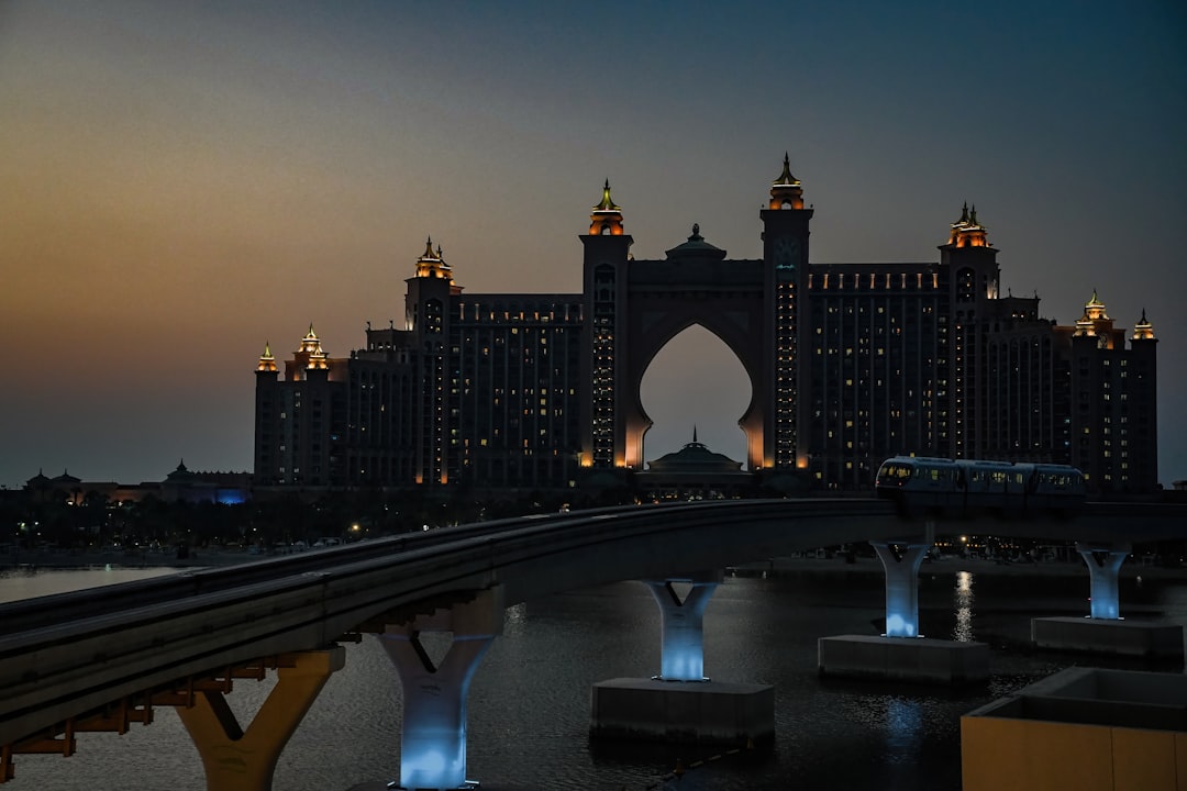 découvrez atlantis dubai, un resort de luxe emblématique offrant des expériences uniques, des plages paradisiaques, un parc aquatique spectaculaire et une hospitalité inégalée au cœur de dubaï.