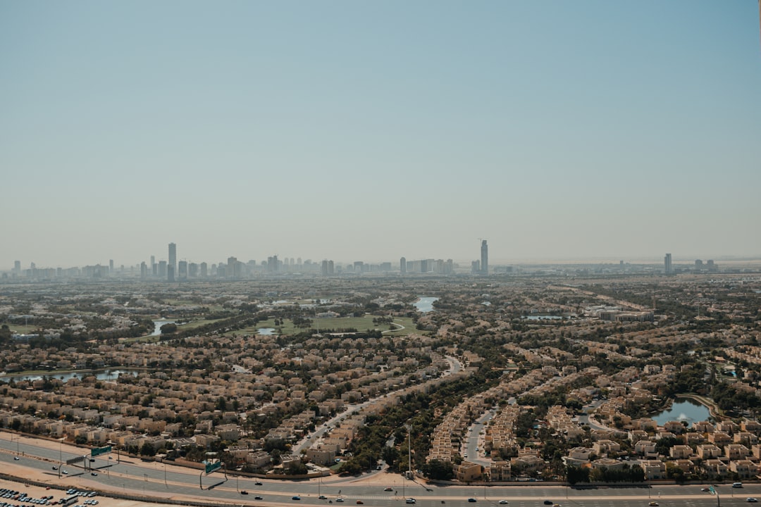 découvrez dubai hills, un quartier résidentiel de luxe offrant un cadre de vie exceptionnel avec des espaces verts, des parcours de golf et des commodités modernes au cœur de dubaï.