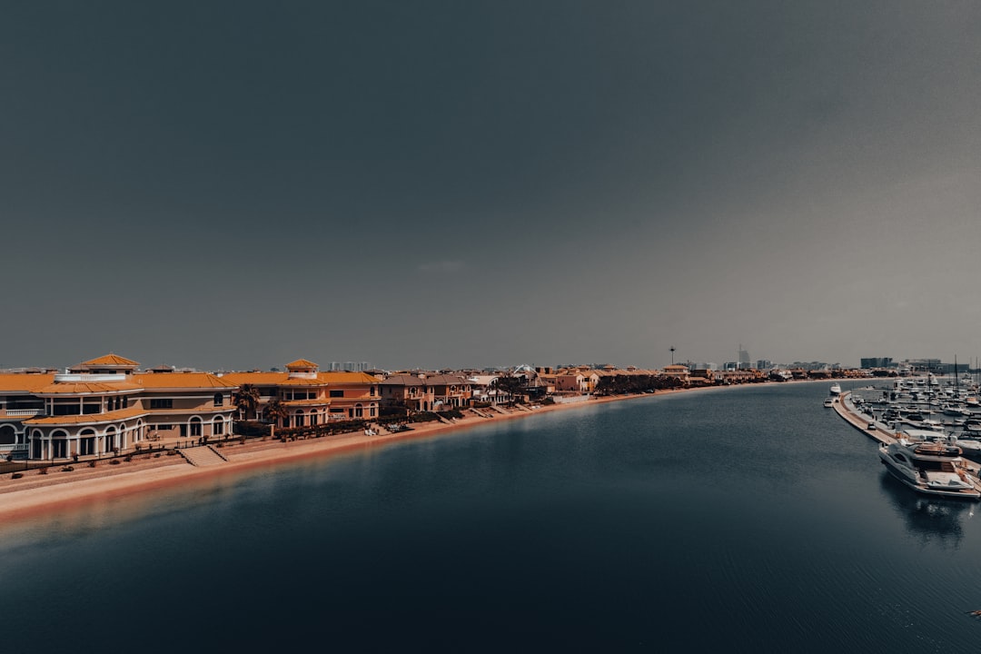 découvrez outlet village dubai, le paradis du shopping offrant des réductions exclusives sur les grandes marques dans un cadre italien unique. profitez d'une expérience shopping inoubliable au cœur de dubaï.